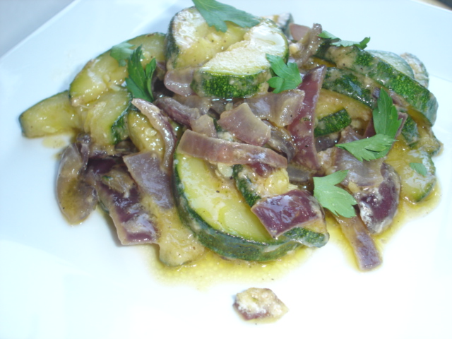 Poêlée de courgettes et d'oignons rouges les légumes sont gentiment dorés et mijotés