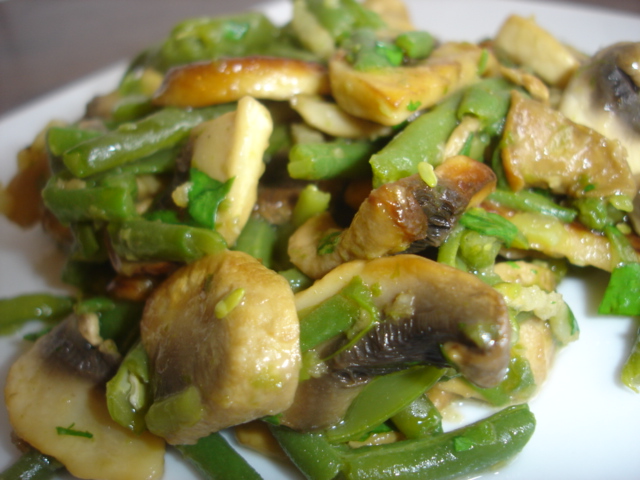 Haricots verts et champignons sautés à l'ail et persil