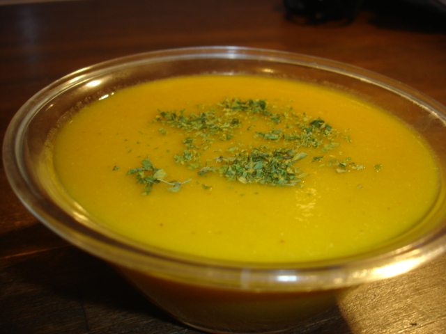 Potage de carottes et lentilles corail, au cumin et au safran