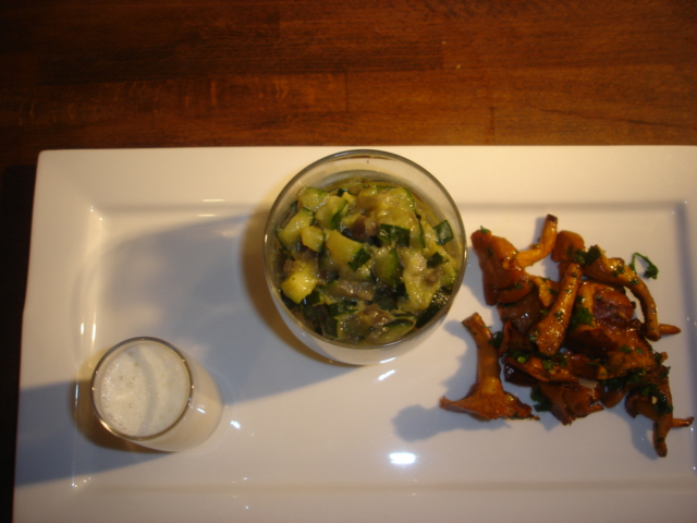 Dés de courgettes, crème au Provolone et poêlée de girolles Dés de courgettes, crème au Provolone et poêlée de girolles