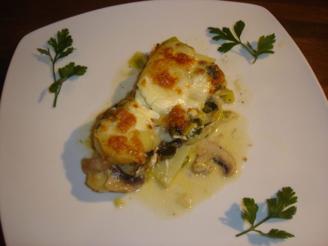 Poireau, pommes de terre, champignons gratinés à la mozzarella
