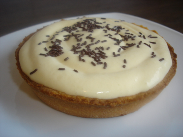Tartelette sablée amande, mousse chocolat blanc et son coeur ganache de chocolat au lait!