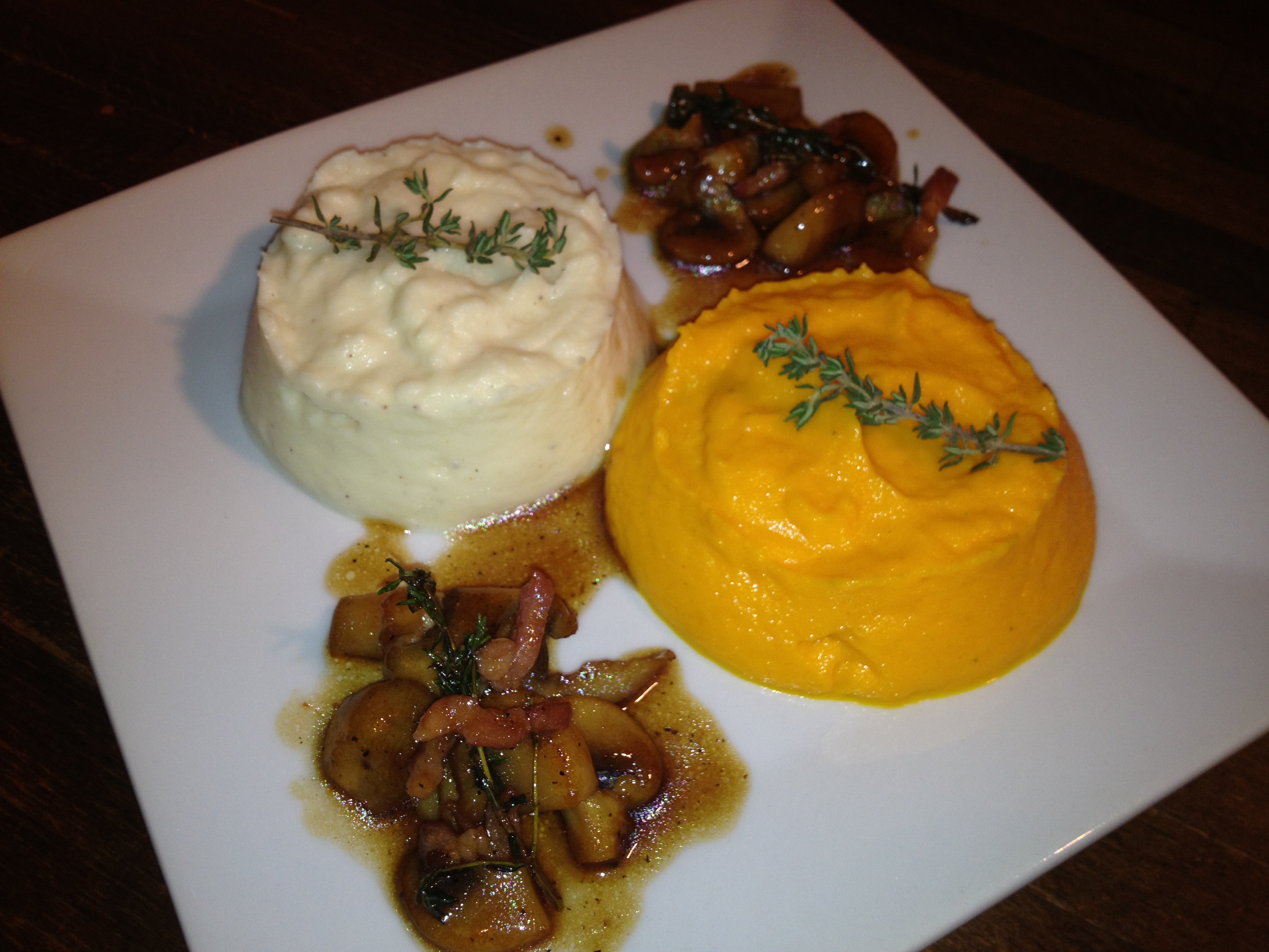 mousseline de carottes au cumin, purée de céleri-rave à la muscade et champignons laqués à la sauce Teriaky