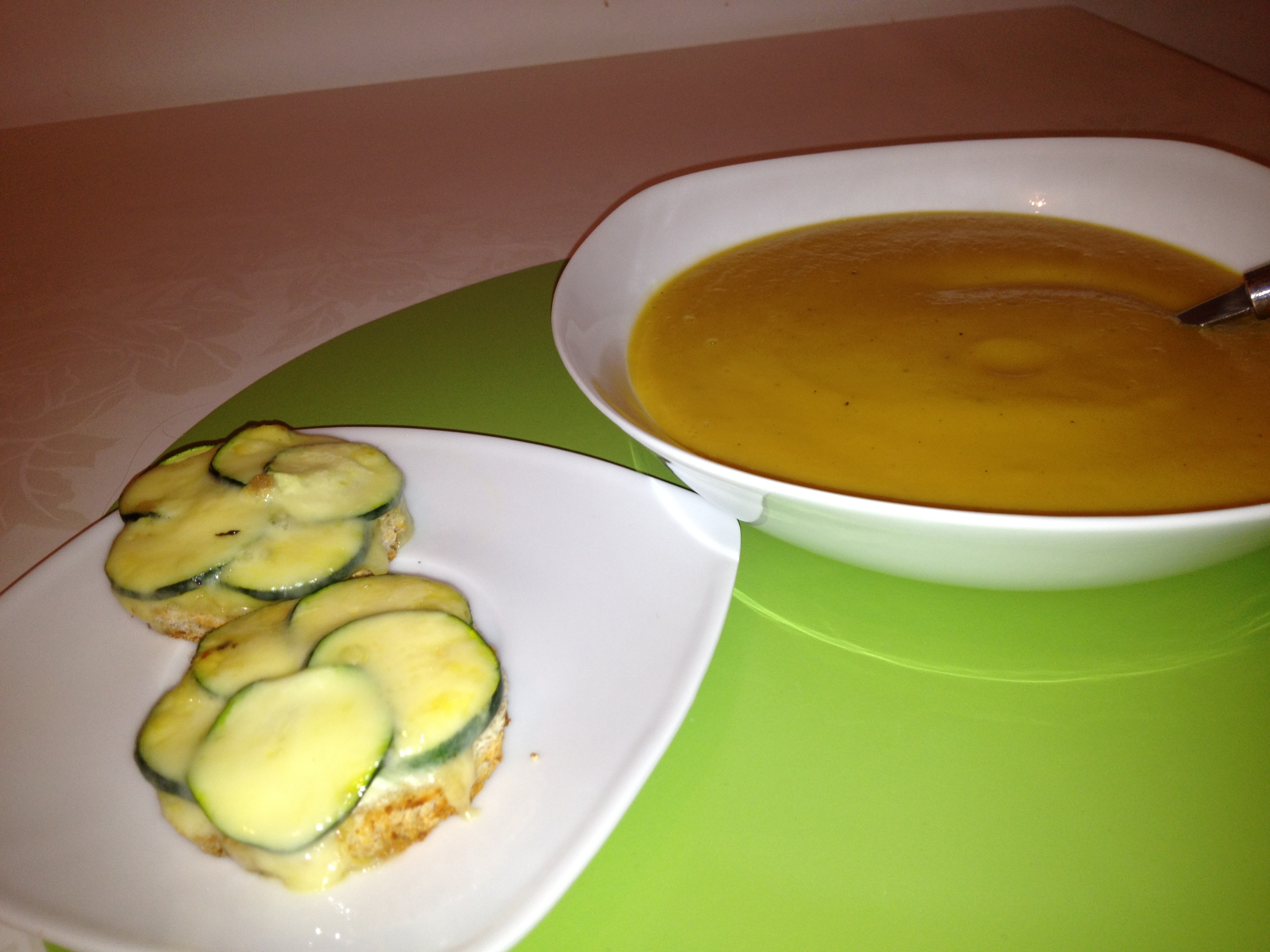 Potage de légumes et croque-courgettes